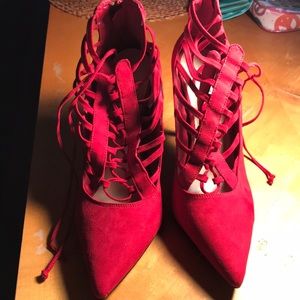 Red pumps 8.5